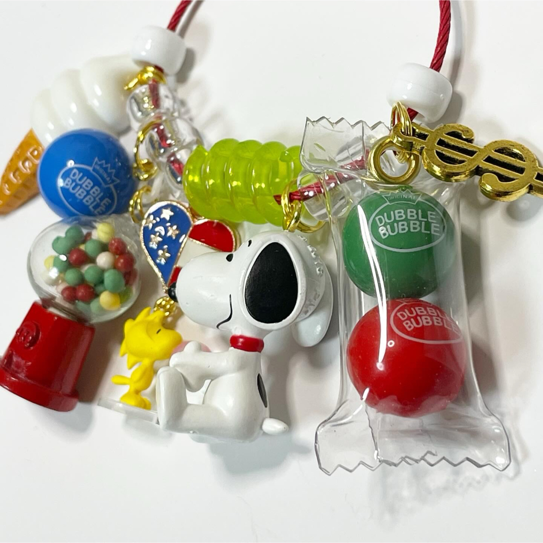 SNOOPY(スヌーピー)の大好きなガムボール🎈🍦💕 大きく膨らませられるかな⁉️🐶🐥🎶 キーホルダー✨ ハンドメイドのアクセサリー(キーホルダー/ストラップ)の商品写真