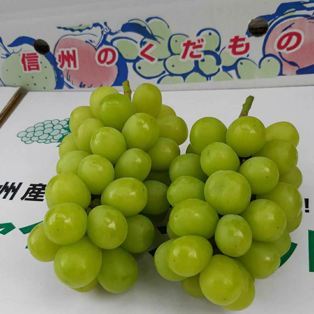 送料無料の商品 シャインマスカット秀品2キロオーバー入り4房になります。 果物