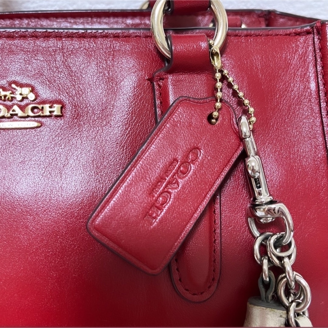 COACH(コーチ)の美品【COACH】ハンドバッグ赤2way サッチェル　レガシー　タッセル　レザー レディースのバッグ(ハンドバッグ)の商品写真