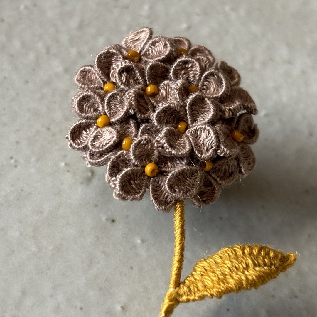 お花のブローチ　立体刺繍ブローチ レディースのアクセサリー(ブローチ/コサージュ)の商品写真