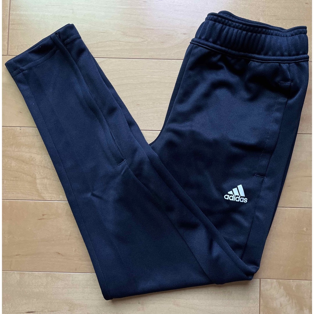 adidas(アディダス)のアディダス adidas キッズ ジャージパンツ 紺 150cm ☆新品未使用 キッズ/ベビー/マタニティのキッズ服男の子用(90cm~)(パンツ/スパッツ)の商品写真