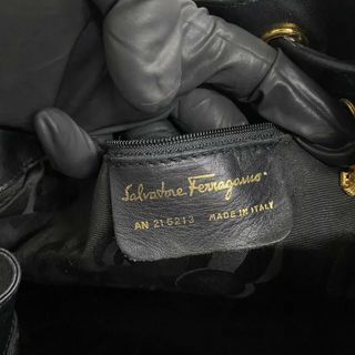 美品 袋付 Salvatore Ferragamo サルヴァトーレフェラガモ パンプス 金具 レザー 本革 巾着 ショルダーバッグ ポシェット  ブラック 20550