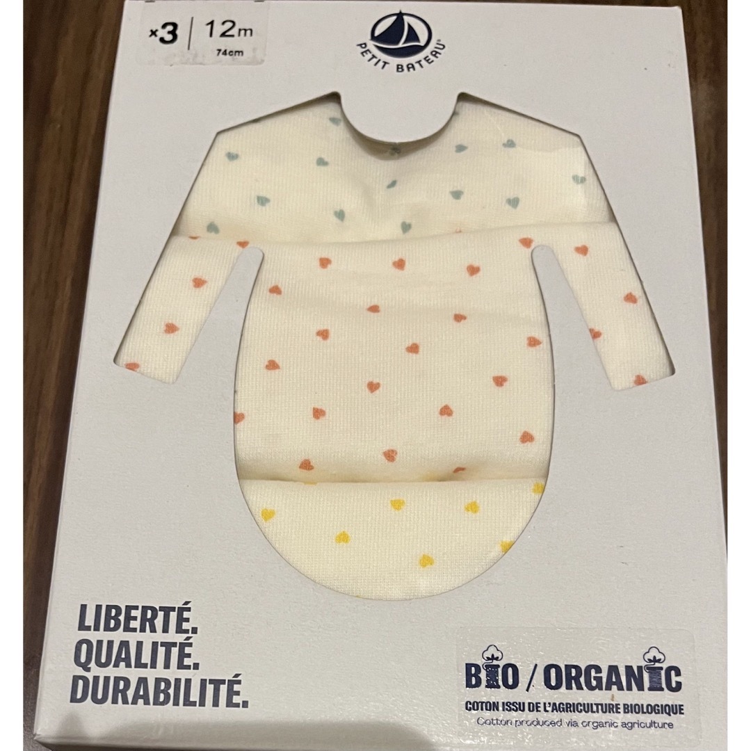 PETIT BATEAU(プチバトー)のプチバトー　新品　長袖　ボディ　３枚組　ロンパース　ハート　18m/81cm キッズ/ベビー/マタニティのベビー服(~85cm)(ロンパース)の商品写真