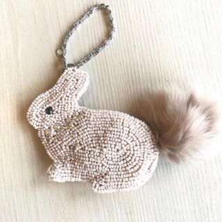 【新品未使用】リアルファーのしっぽ付き🐰うさぎのビーズポーチ🐰ピンクベージュ(コインケース)