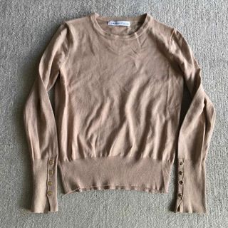 ザラ(ZARA)のシンプル★ベージュニットトップス★ゴールドボタン袖★上質ニット★リブセーター(ニット/セーター)