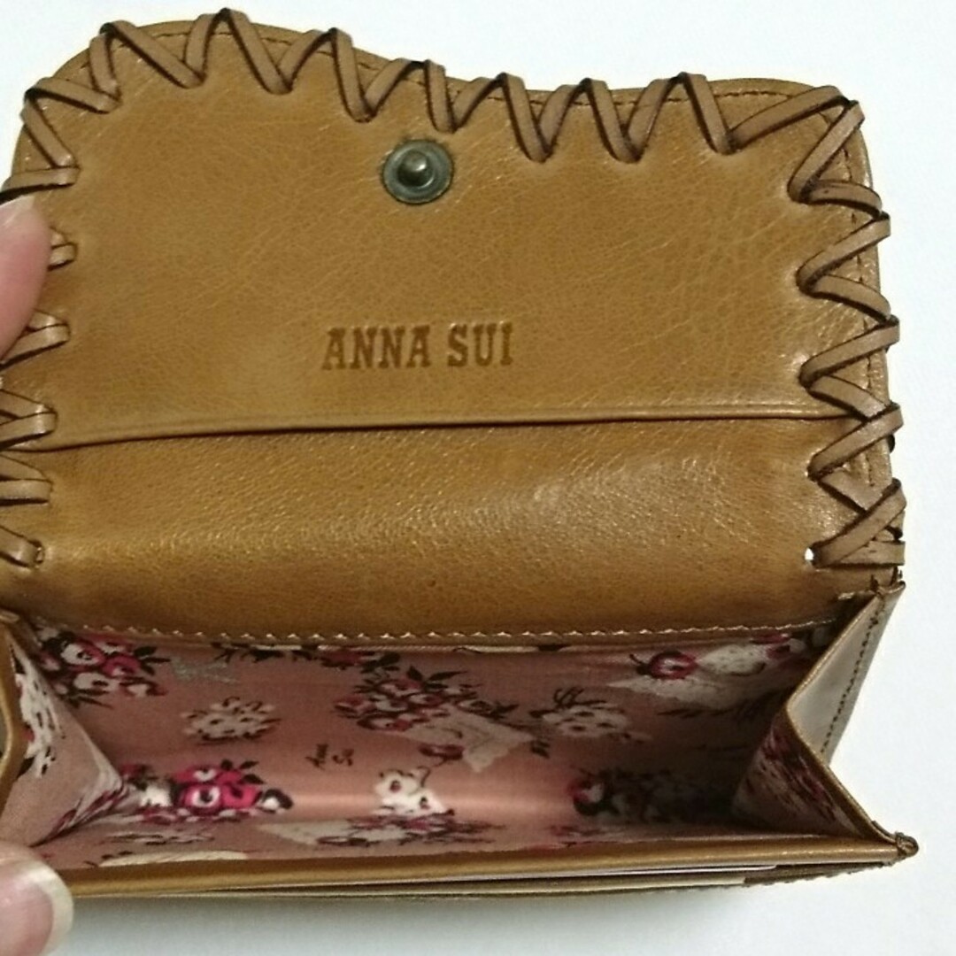 ANNA SUI(アナスイ)のアナスイ アンジェリーナ パスケース 名刺入れ 定期入れ キャメル 新品/訳有 レディースのファッション小物(名刺入れ/定期入れ)の商品写真