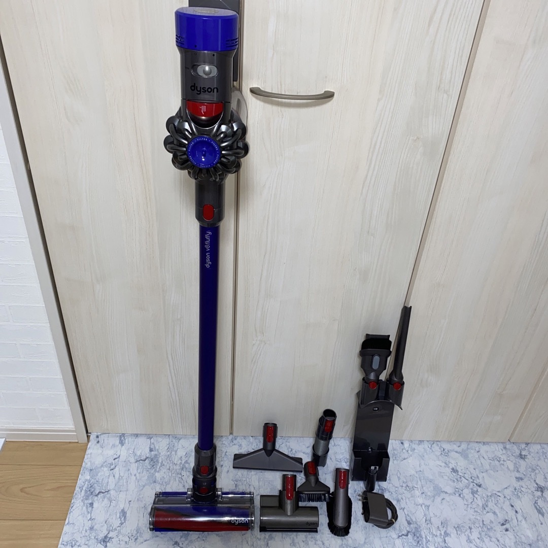 Dyson - 新品バッテリーDyson V8 Fluffyノズル多数セットの通販 by ...