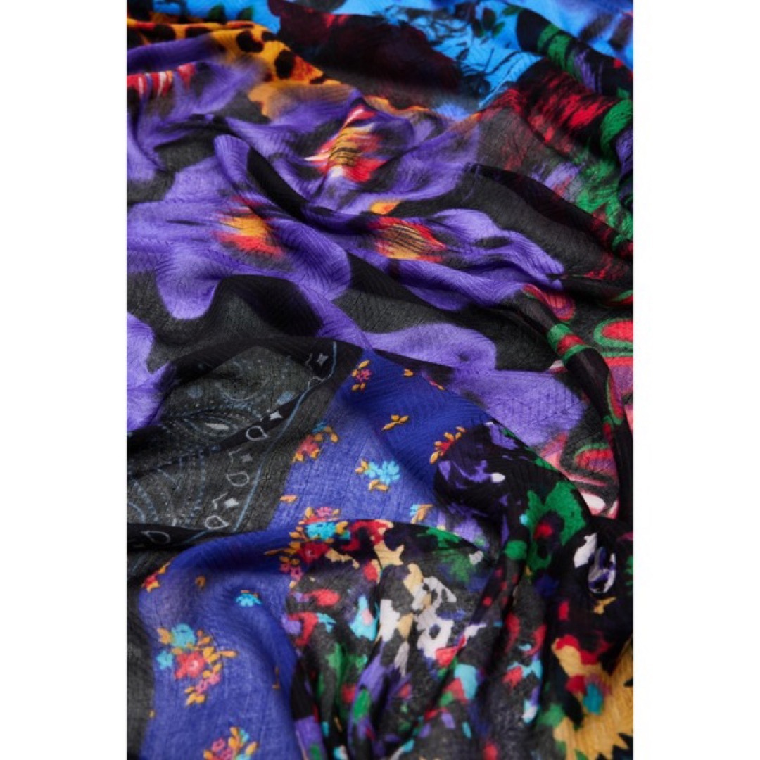DESIGUAL(デシグアル)の新品✨タグ付き♪定価8,900円　デシグアル　大判ストール　スカーフ　大特価‼️ レディースのファッション小物(マフラー/ショール)の商品写真
