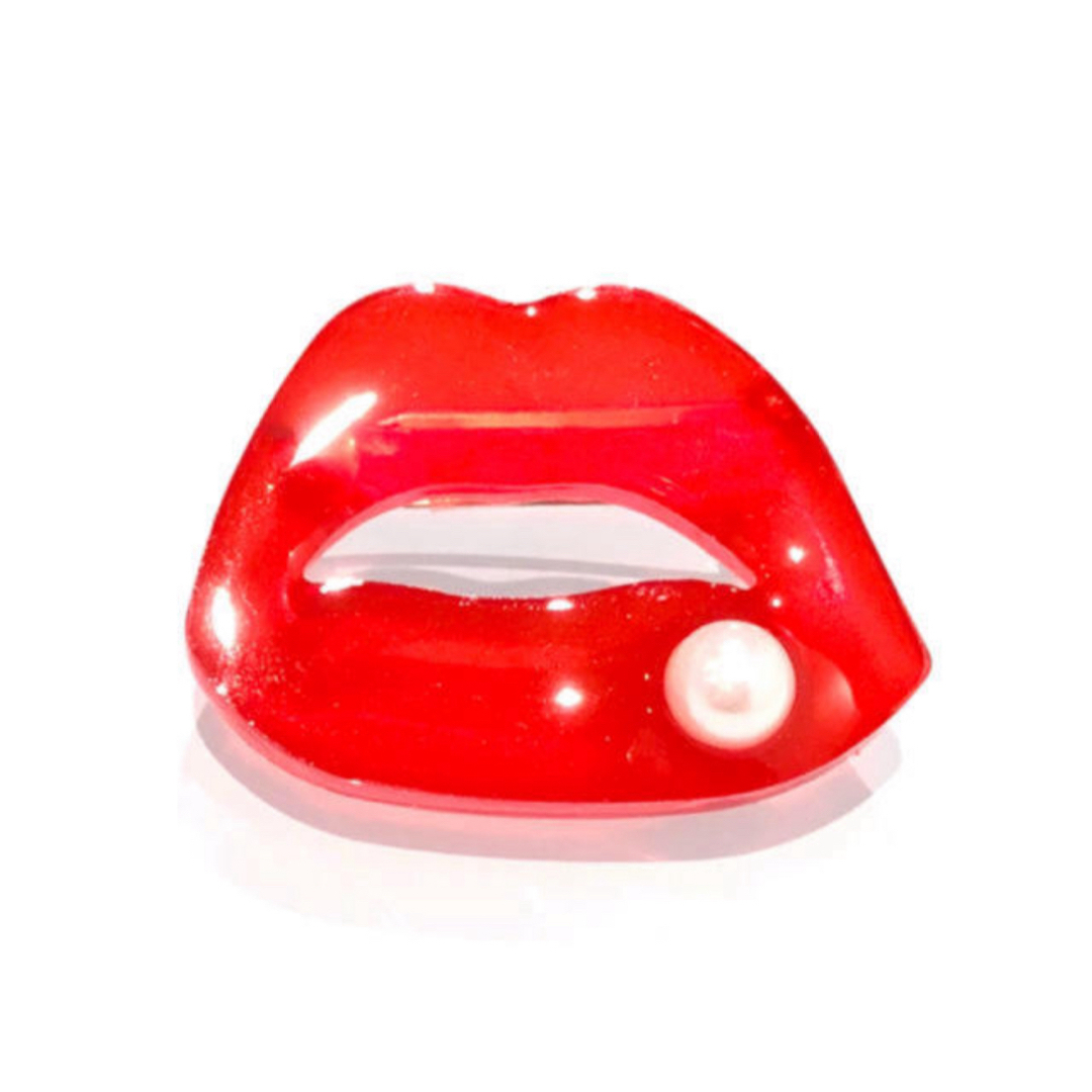 真っ赤な唇クリアブローチ♡kissキスLIPリップくちびるパールレジンギフト レディースのアクセサリー(ブローチ/コサージュ)の商品写真