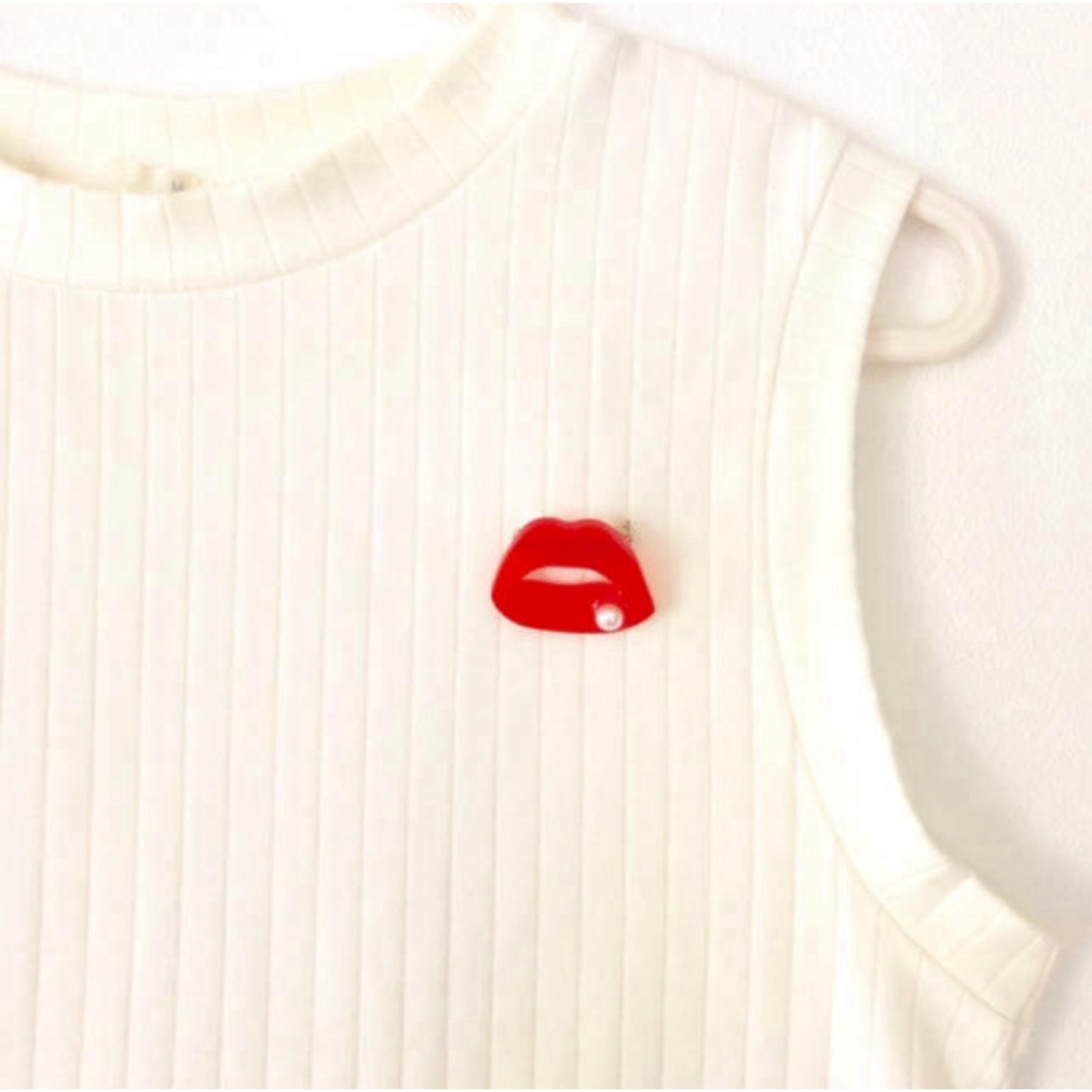 真っ赤な唇クリアブローチ♡kissキスLIPリップくちびるパールレジンギフト レディースのアクセサリー(ブローチ/コサージュ)の商品写真