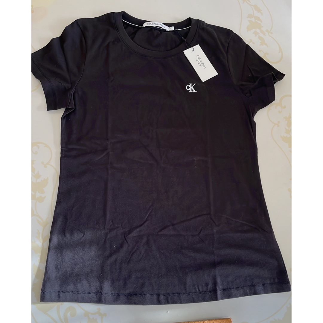 Calvin Klein(カルバンクライン)のカルバンクラインジーンズ　レディース　ワンポイント　Tシャツ　ブラック レディースのトップス(Tシャツ(半袖/袖なし))の商品写真