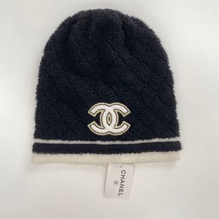 シャネル(CHANEL)の【希少】CHANEL CCロゴ♡22B ニット帽　ホワイト*ブラック 新品 (ニット帽/ビーニー)