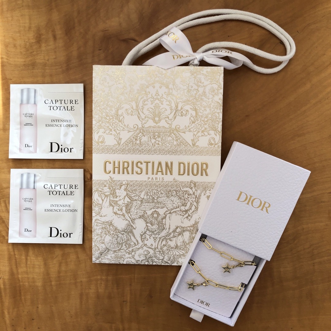 Dior(ディオール)のDIOR 2023ノベルティ携帯チャーム【サンプル2点&ショップ袋付き】 レディースのアクセサリー(チャーム)の商品写真