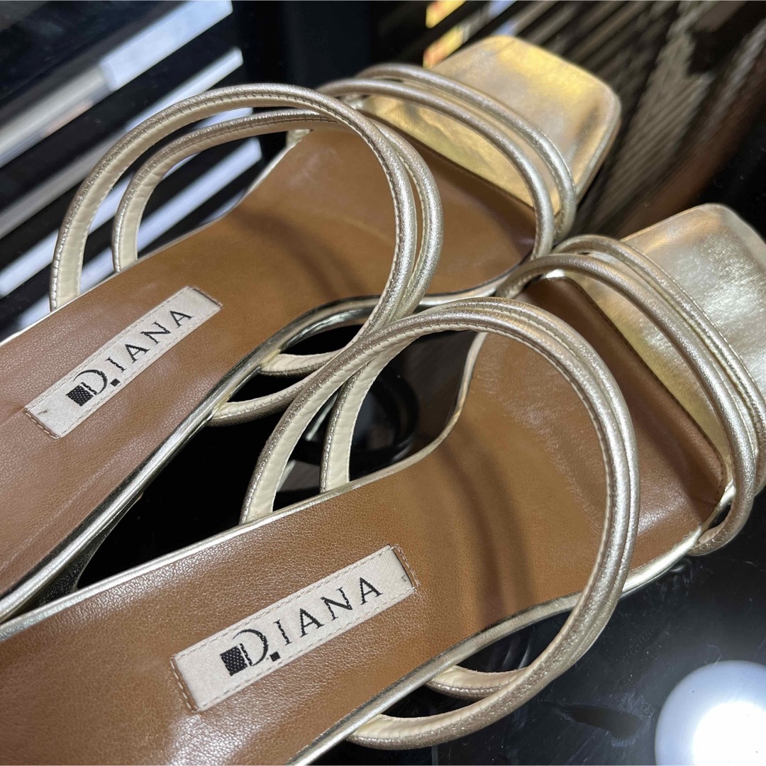 DIANA(ダイアナ)のDIANA ゴールドサンダル　L レディースの靴/シューズ(サンダル)の商品写真