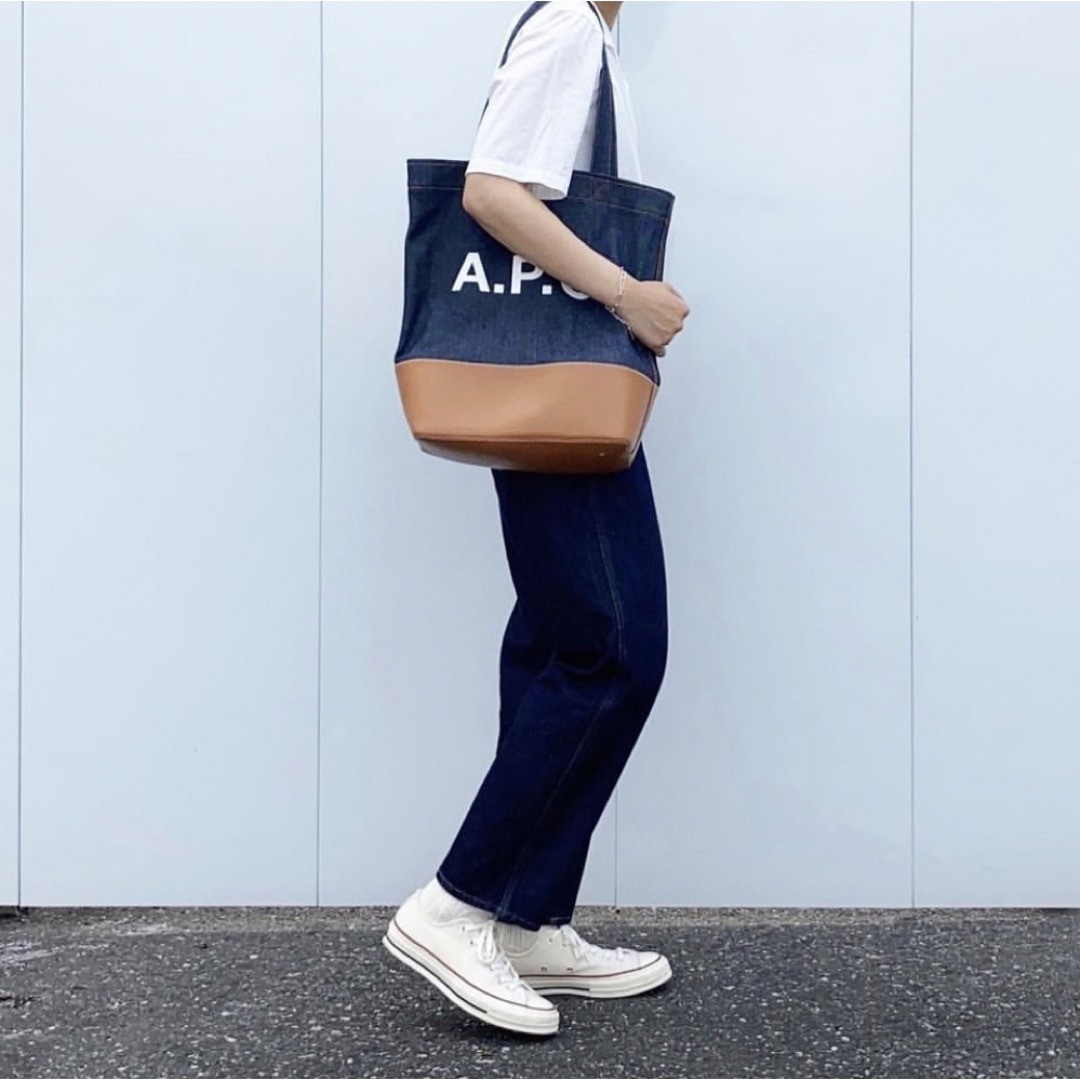 A.P.C(アーペーセー)の美品　APC トートバックレザー×デニムtote axelle  メンズのバッグ(トートバッグ)の商品写真