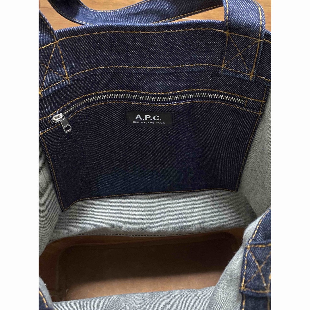 A.P.C(アーペーセー)の美品　APC トートバックレザー×デニムtote axelle  メンズのバッグ(トートバッグ)の商品写真