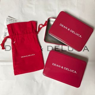 ディーンアンドデルーカ(DEAN & DELUCA)のDEAN&DELUCA RED缶 2個 と ホリデー 限定 レッド 巾着袋 (ノベルティグッズ)