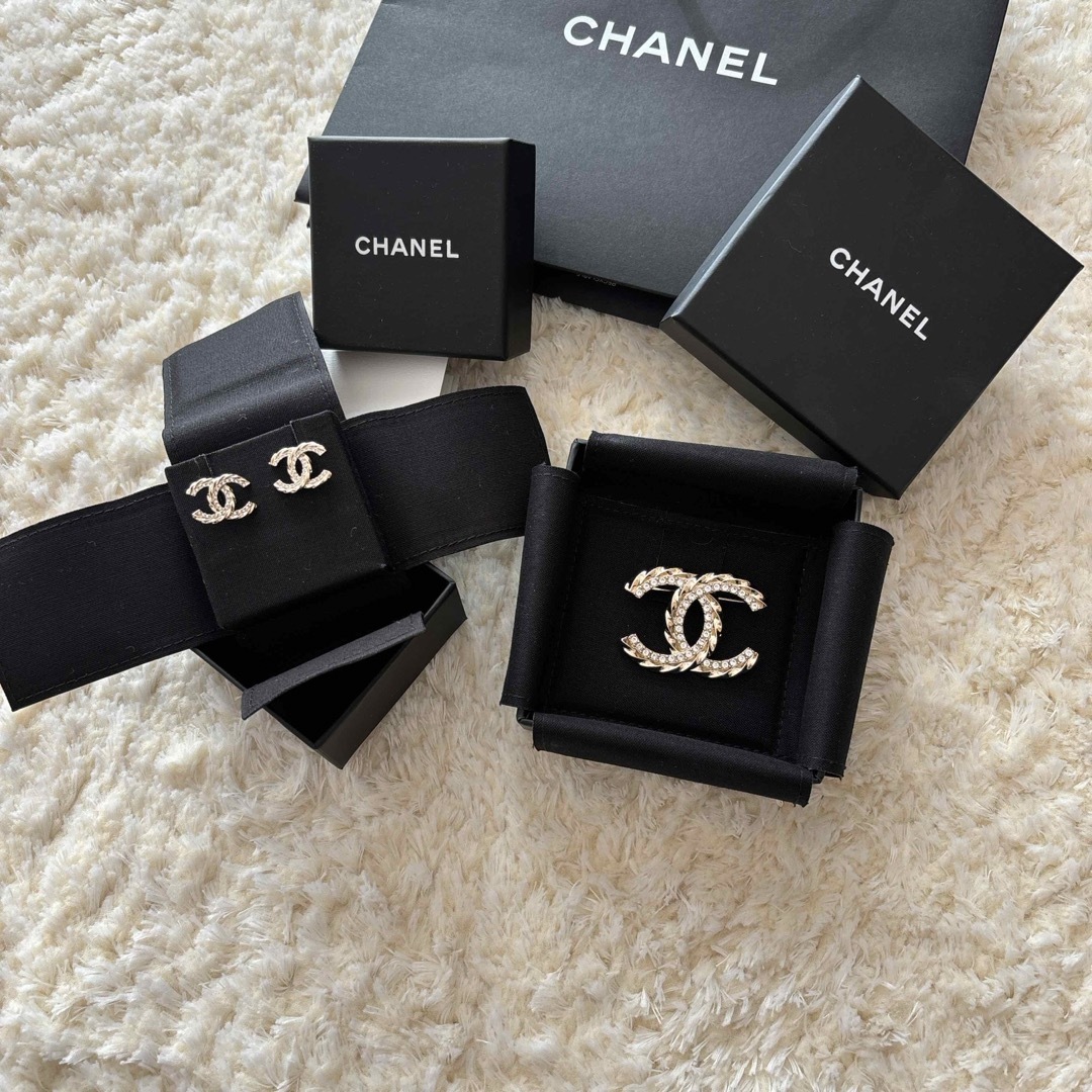 CHANEL(シャネル)の最終値下げ　シャネル　CHANEL ブローチ　ピアス　セット販売 レディースのアクセサリー(ブローチ/コサージュ)の商品写真