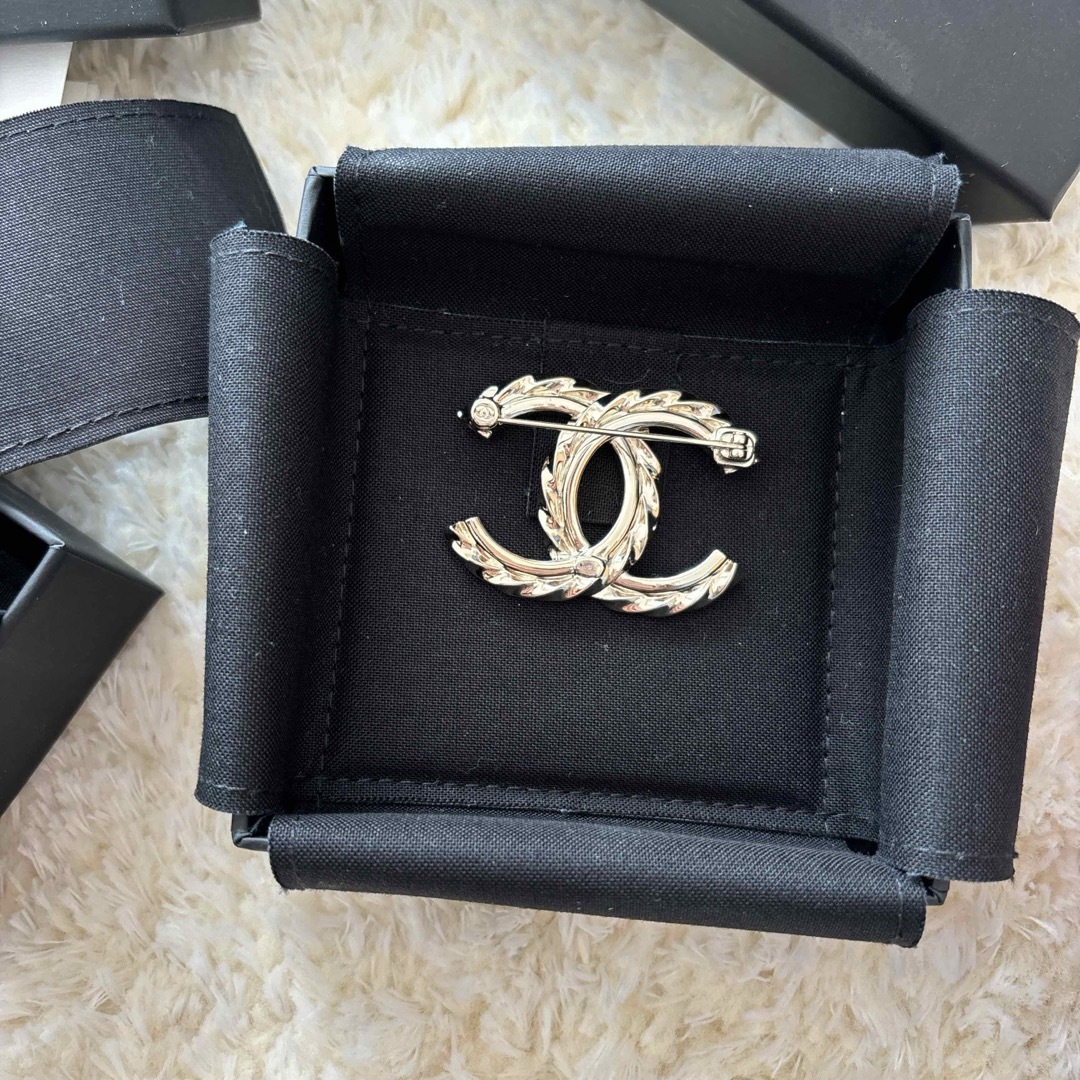 CHANEL(シャネル)の最終値下げ　シャネル　CHANEL ブローチ　ピアス　セット販売 レディースのアクセサリー(ブローチ/コサージュ)の商品写真