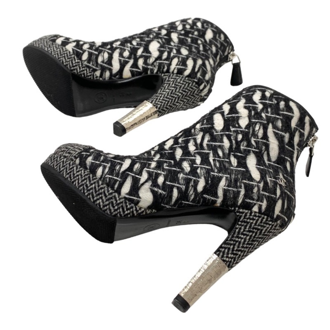CHANEL(シャネル)のシャネル CHANEL ブーツ ショートブーツ 靴 シューズ ココマーク ウール ブラック ホワイト レディースの靴/シューズ(ブーツ)の商品写真