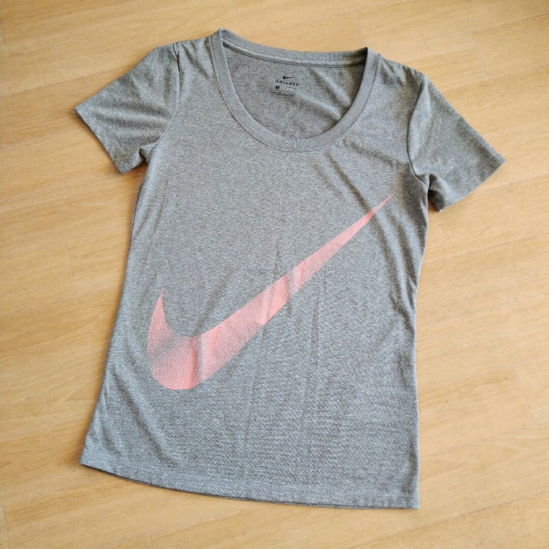 NIKE(ナイキ)の新品　NIKE　ナイキ　ドライフィット　レディースTシャツ　スポーツウェア レディースのトップス(Tシャツ(半袖/袖なし))の商品写真