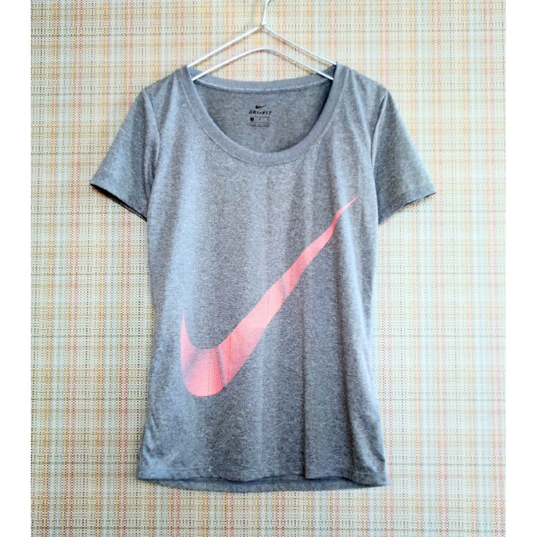 NIKE(ナイキ)の新品　NIKE　ナイキ　ドライフィット　レディースTシャツ　スポーツウェア レディースのトップス(Tシャツ(半袖/袖なし))の商品写真