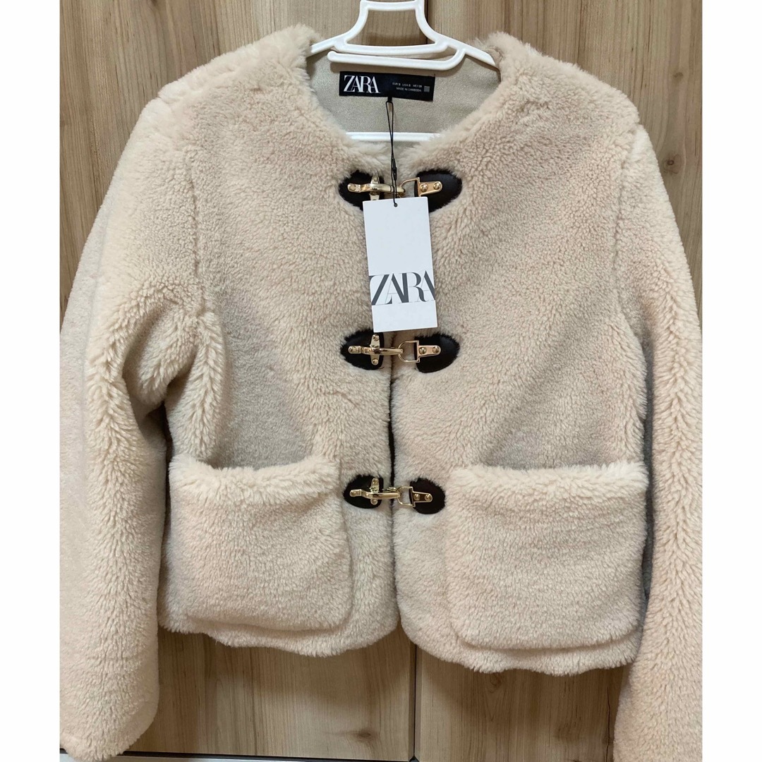 ZARA(ザラ)のzara フェイクボアジャケット ロブスタークラスプ S レディースのジャケット/アウター(ムートンコート)の商品写真