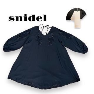 スナイデル(SNIDEL)の【 新品 未使用 】snidel スナイデル レディース 黒 花柄 カットソー(チュニック)