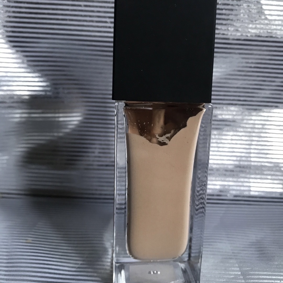 NARS(ナーズ)のNARS グロウブースター30ml コスメ/美容のベースメイク/化粧品(ファンデーション)の商品写真