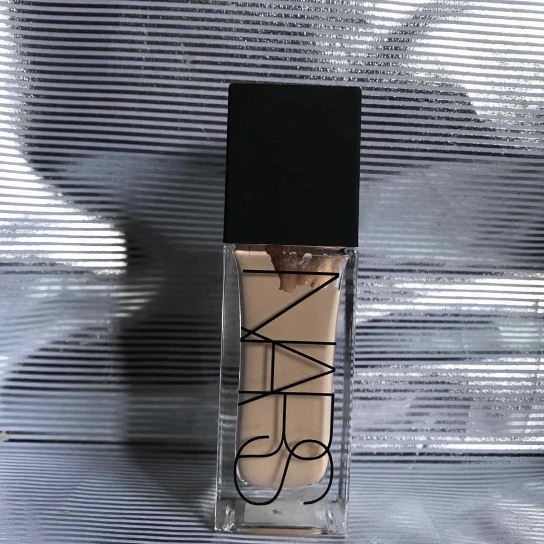 NARS(ナーズ)のNARS グロウブースター30ml コスメ/美容のベースメイク/化粧品(ファンデーション)の商品写真