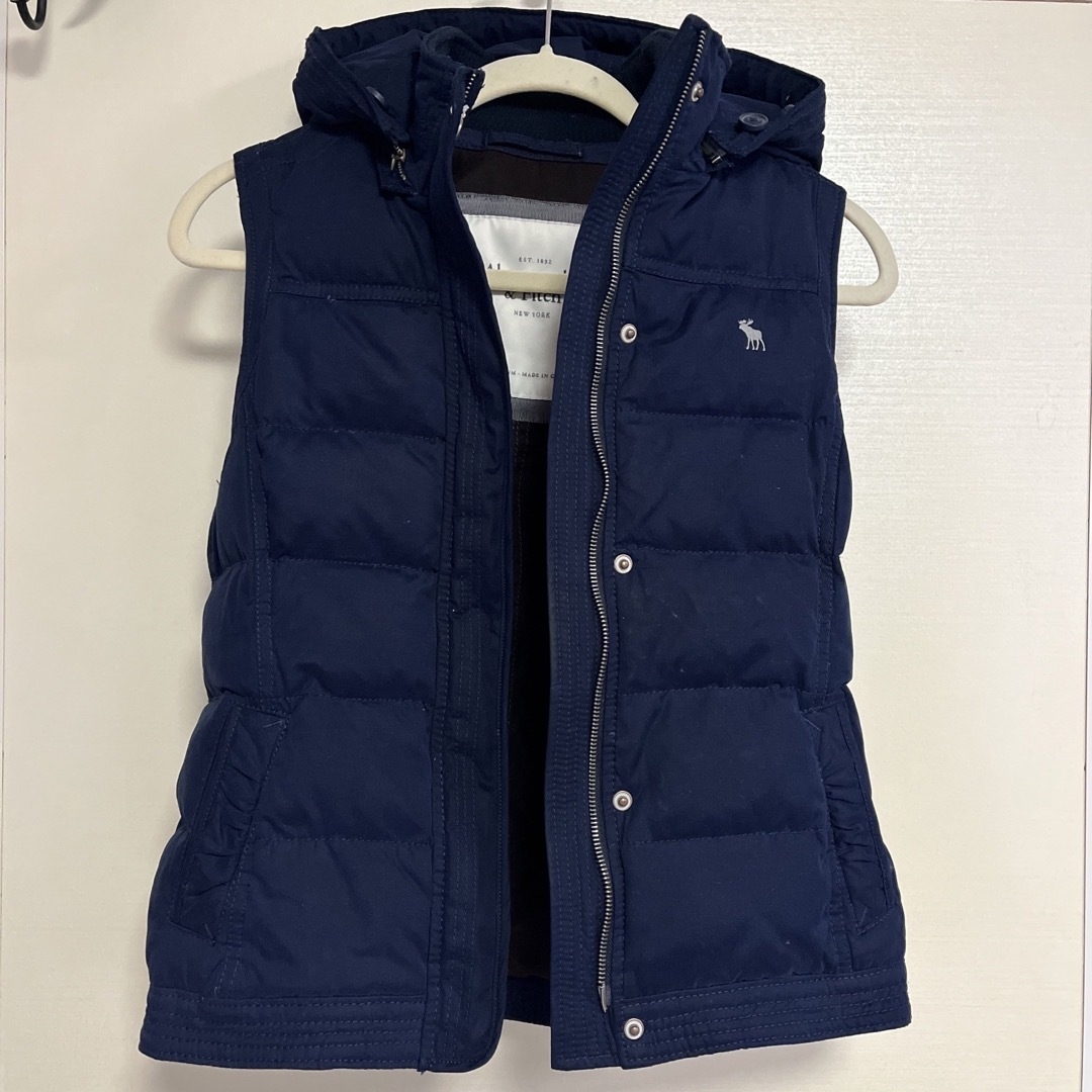 Abercrombie&Fitch - アバクロ ダウンベスト 紺 フード付きの通販 by