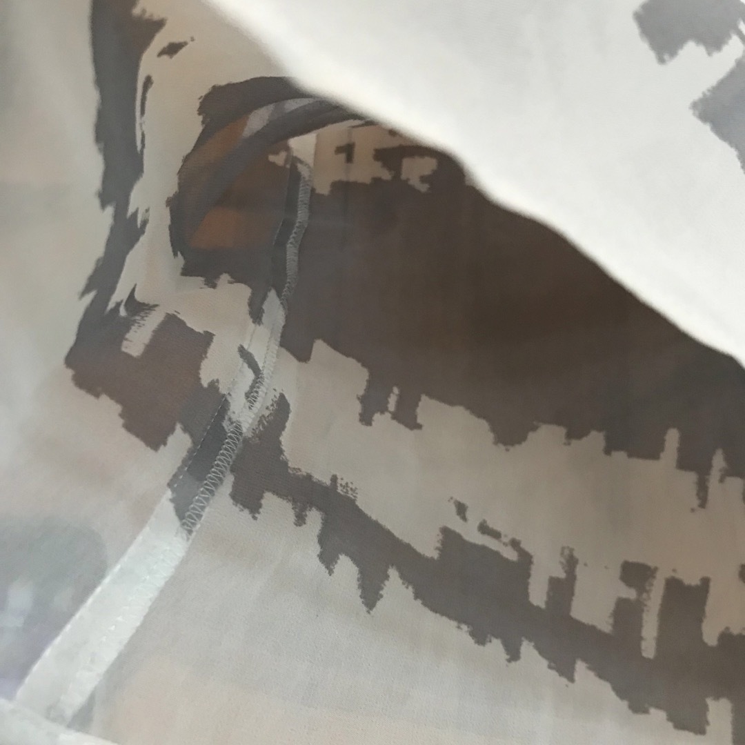 BOSCH(ボッシュ)のBOSCH 白とグレイの横縞おしゃれなカットソー　薄手 レディースのトップス(カットソー(半袖/袖なし))の商品写真