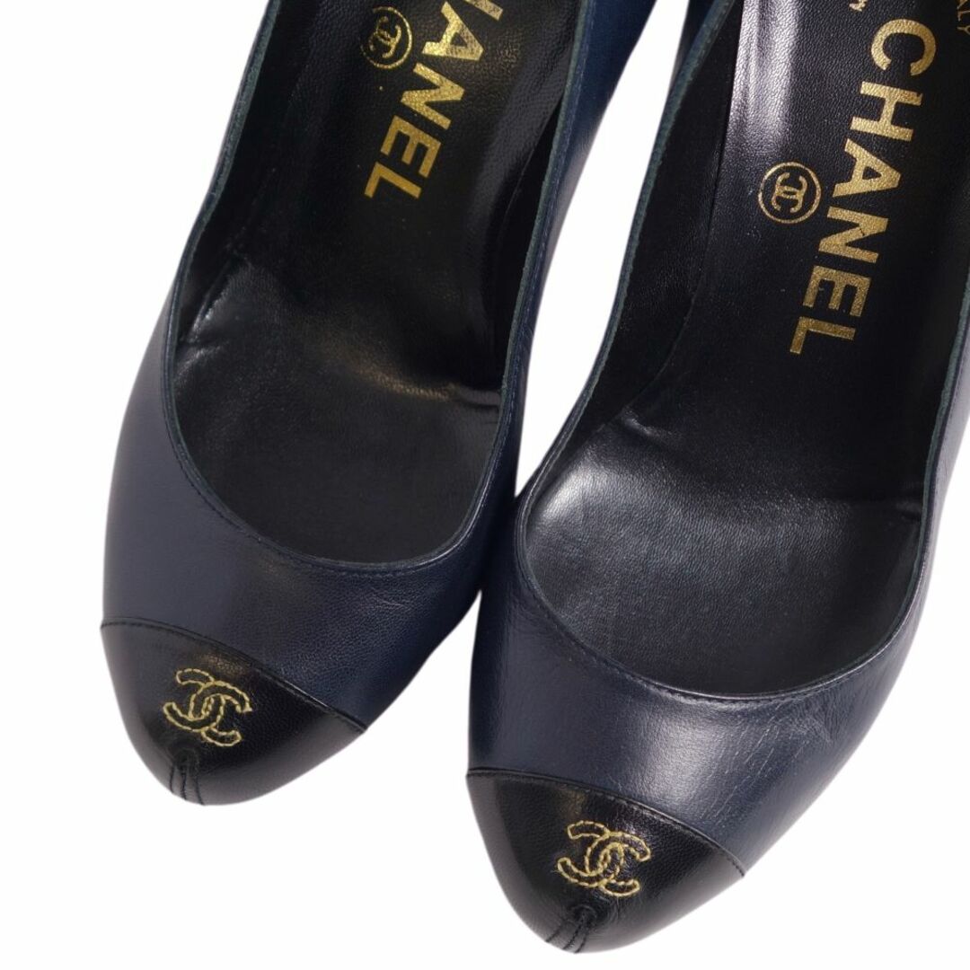 CHANEL(シャネル)の美品 シャネル CHANEL パンプス バイカラー ココマーク レザー ヒール シューズ 靴 レディース イタリア製 34 ネイビー/ブラック レディースの靴/シューズ(ハイヒール/パンプス)の商品写真