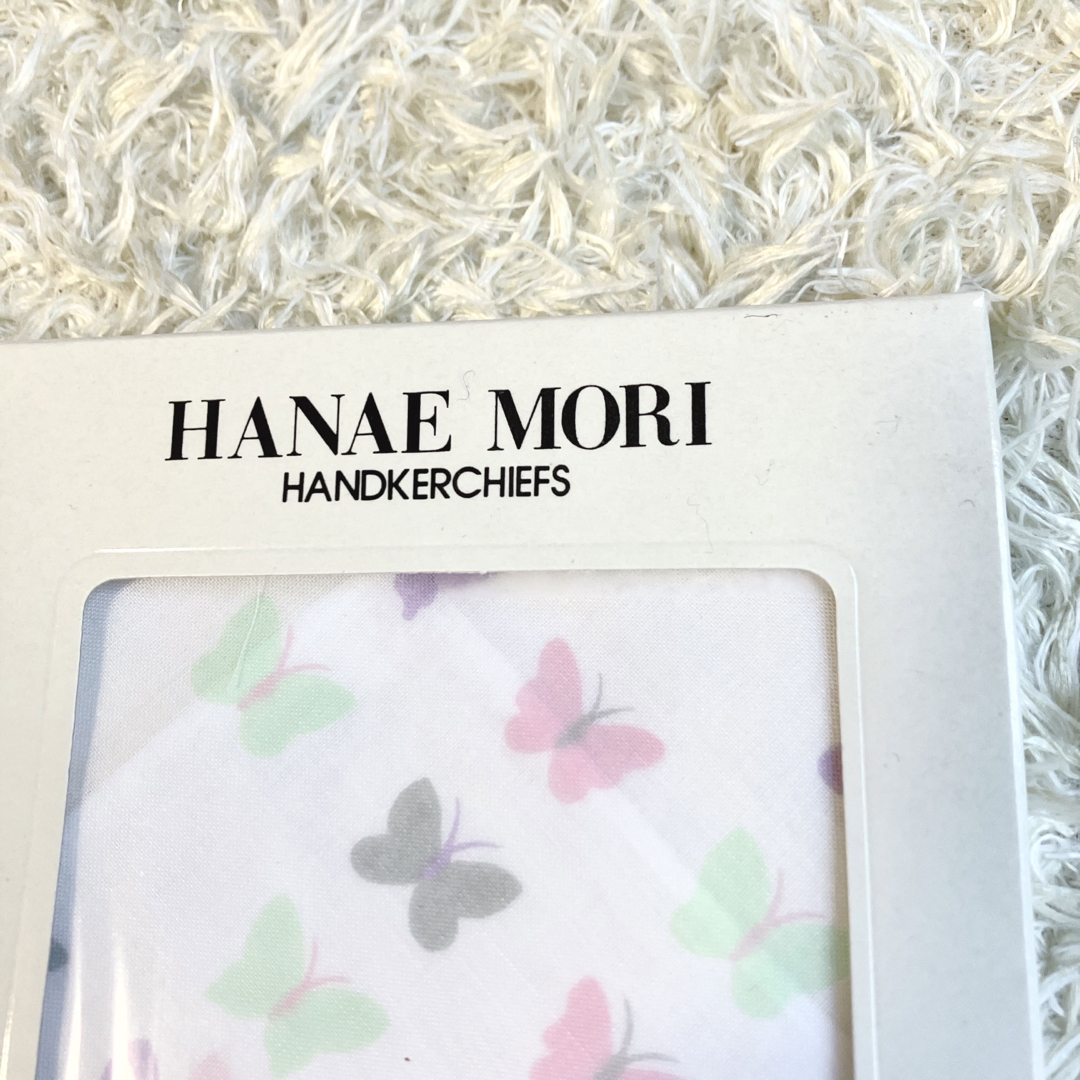 HANAE MORI(ハナエモリ)の【新品未使用】ハナエモリ　HANAE MORI 蝶々柄ハンカチ 白　 レディースのファッション小物(ハンカチ)の商品写真