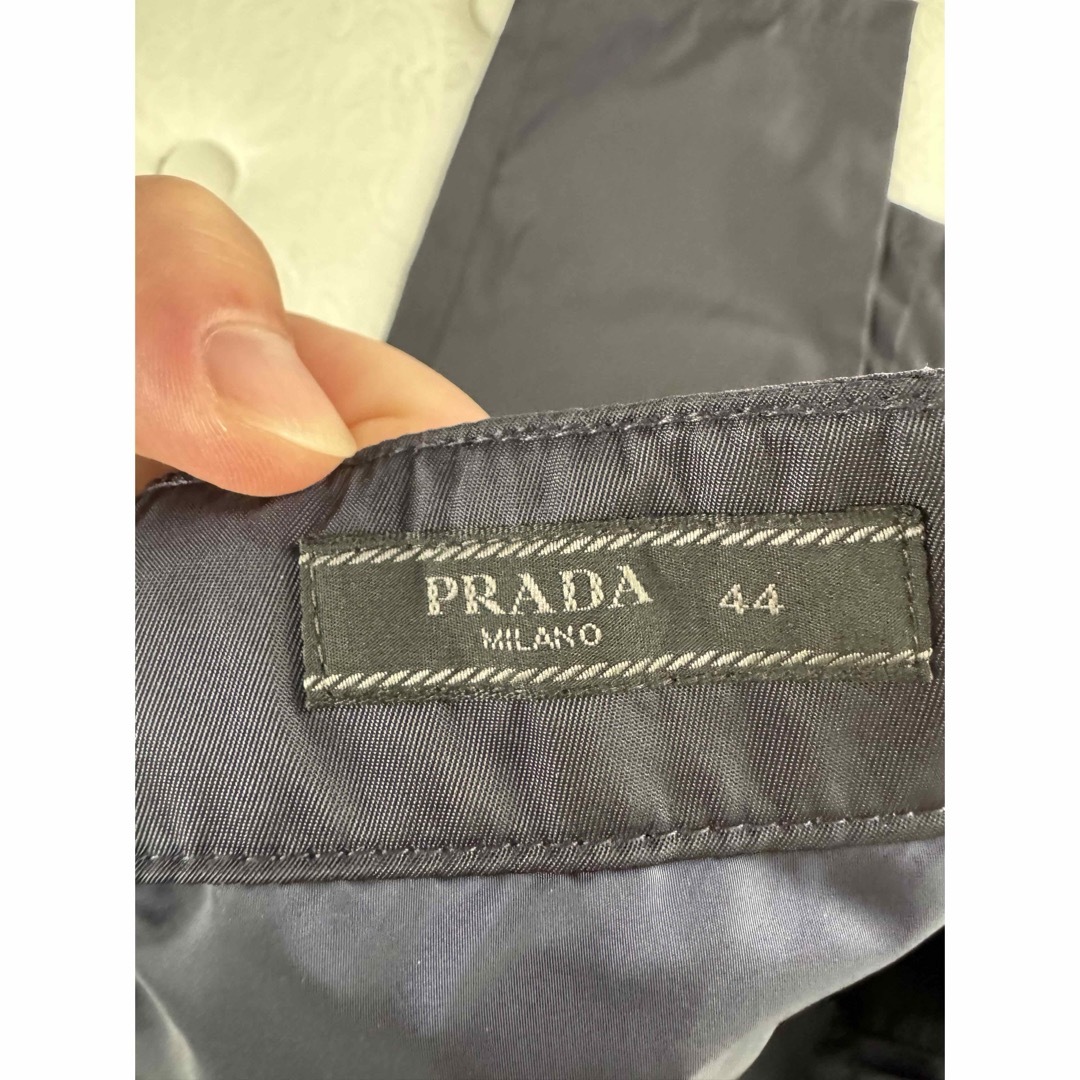 PRADA(プラダ)のPRADA 23SS  RE-NYLON三角プレートカーゴロングパンツ 44 メンズのパンツ(ワークパンツ/カーゴパンツ)の商品写真