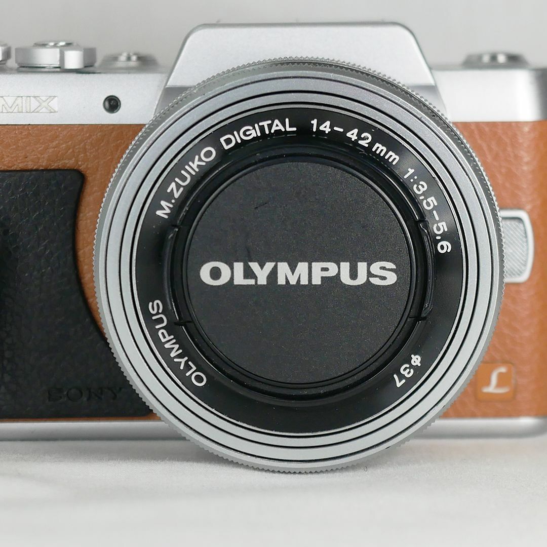 OLYMPUS(オリンパス)のオリンパス 電動パンケーキレンズ M.ZUIKO 14-42mm シルバー スマホ/家電/カメラのカメラ(レンズ(ズーム))の商品写真