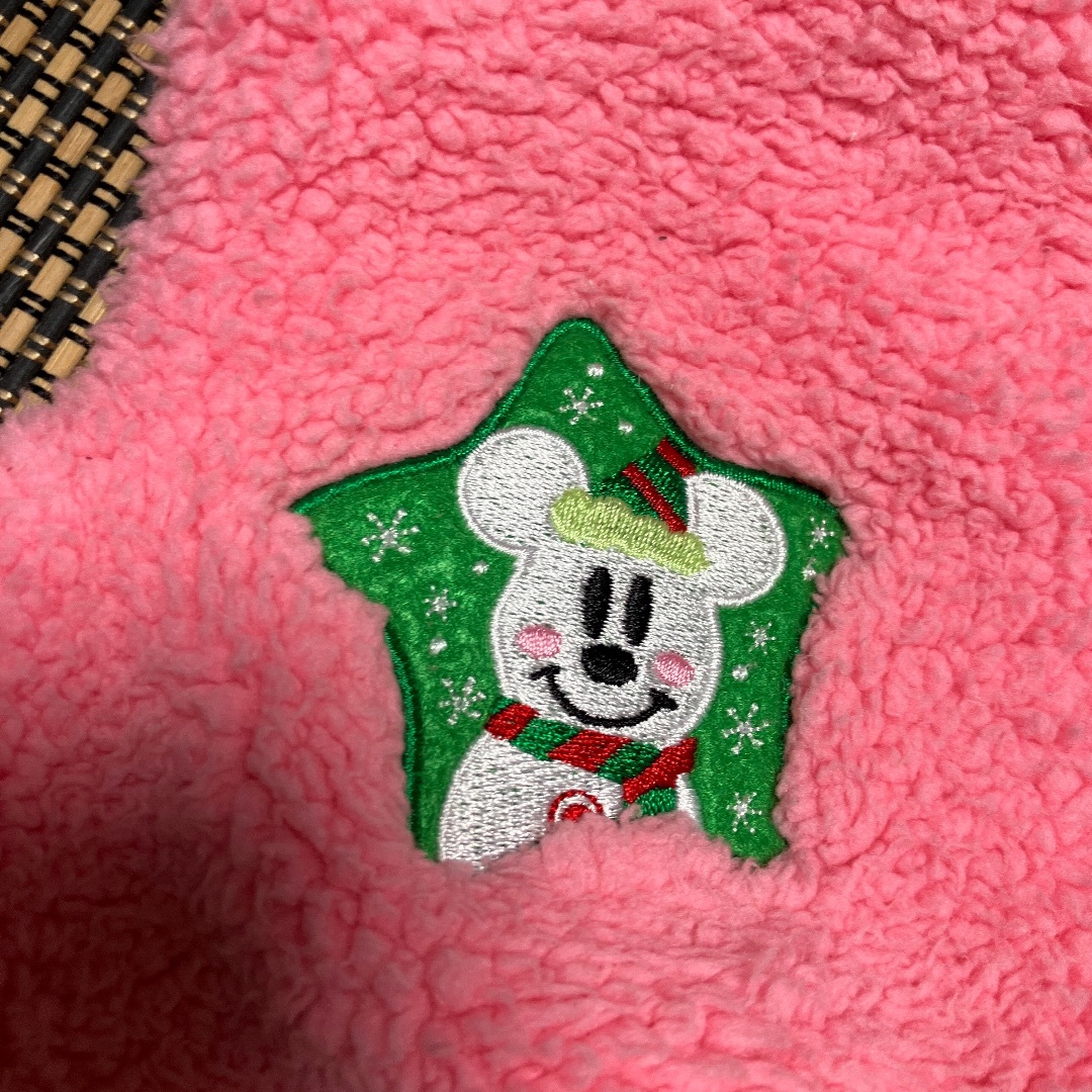 ミッキーマウス(ミッキーマウス)のスノースノー巾着クリスマス靴下ポーチTDL東京ディズニーランド購入ミッキーマウス エンタメ/ホビーのおもちゃ/ぬいぐるみ(キャラクターグッズ)の商品写真