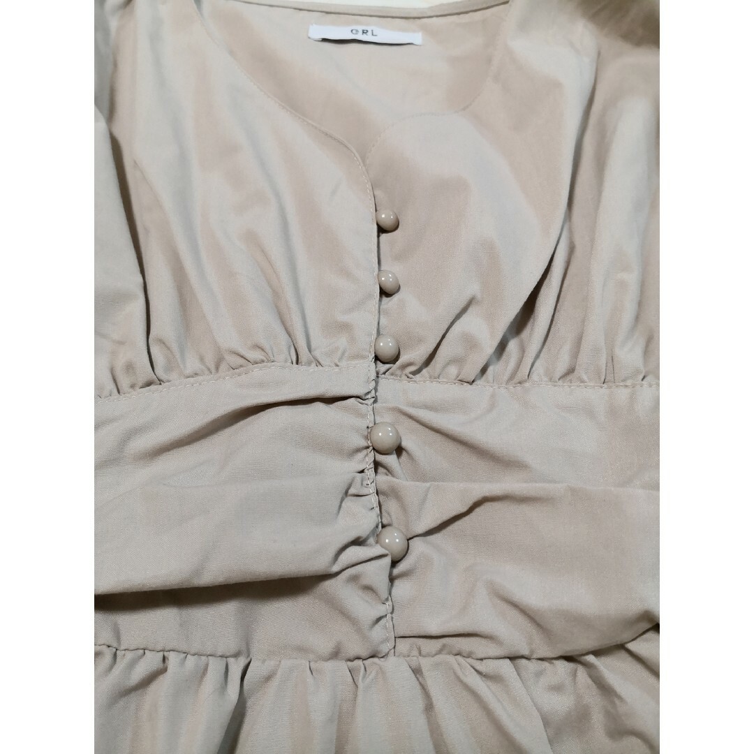 GRL(グレイル)のGRL  ベージュ系 ウエストマーク裾フレア ブラウス M レディースのトップス(シャツ/ブラウス(長袖/七分))の商品写真