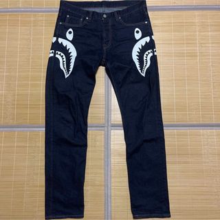 アベイシングエイプ(A BATHING APE)のAPE BAPE KAWS DENIM SHARK パンツ　シャーク　デニム　L(デニム/ジーンズ)