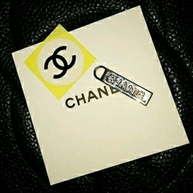 CHANEL(シャネル)の   CHANEL の  バッグ から 取れた パーツ ハンドメイドのアクセサリー(ピアス)の商品写真