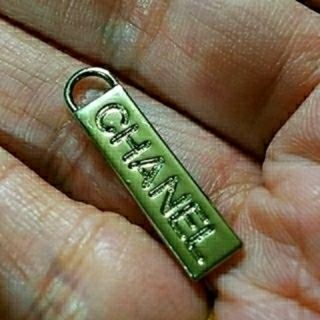 シャネル(CHANEL)の   CHANEL の  バッグ から 取れた パーツ(ピアス)