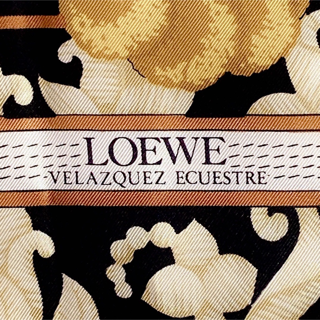 LOEWE(ロエベ)の正規品 美品✨大判 ロエベ LOEWE スカーフ シルクブラック ゴールド 騎士 レディースのファッション小物(バンダナ/スカーフ)の商品写真