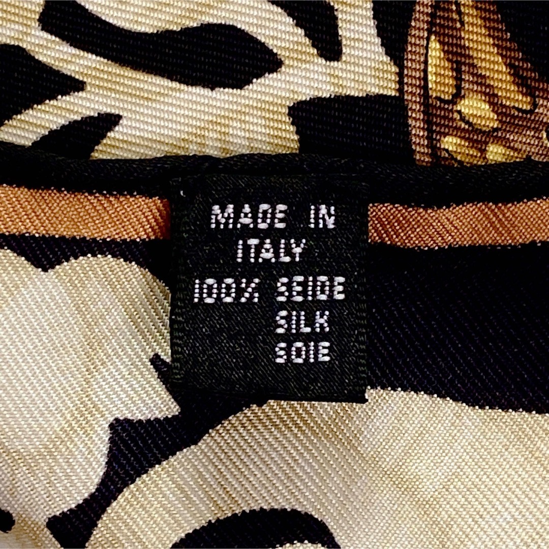 LOEWE(ロエベ)の正規品 美品✨大判 ロエベ LOEWE スカーフ シルクブラック ゴールド 騎士 レディースのファッション小物(バンダナ/スカーフ)の商品写真