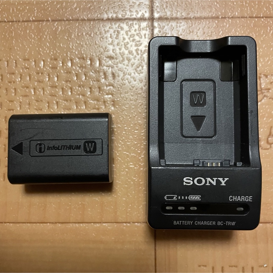 SONY(ソニー)の「NP-FW50」＋「BC-TRW」 スマホ/家電/カメラのカメラ(その他)の商品写真