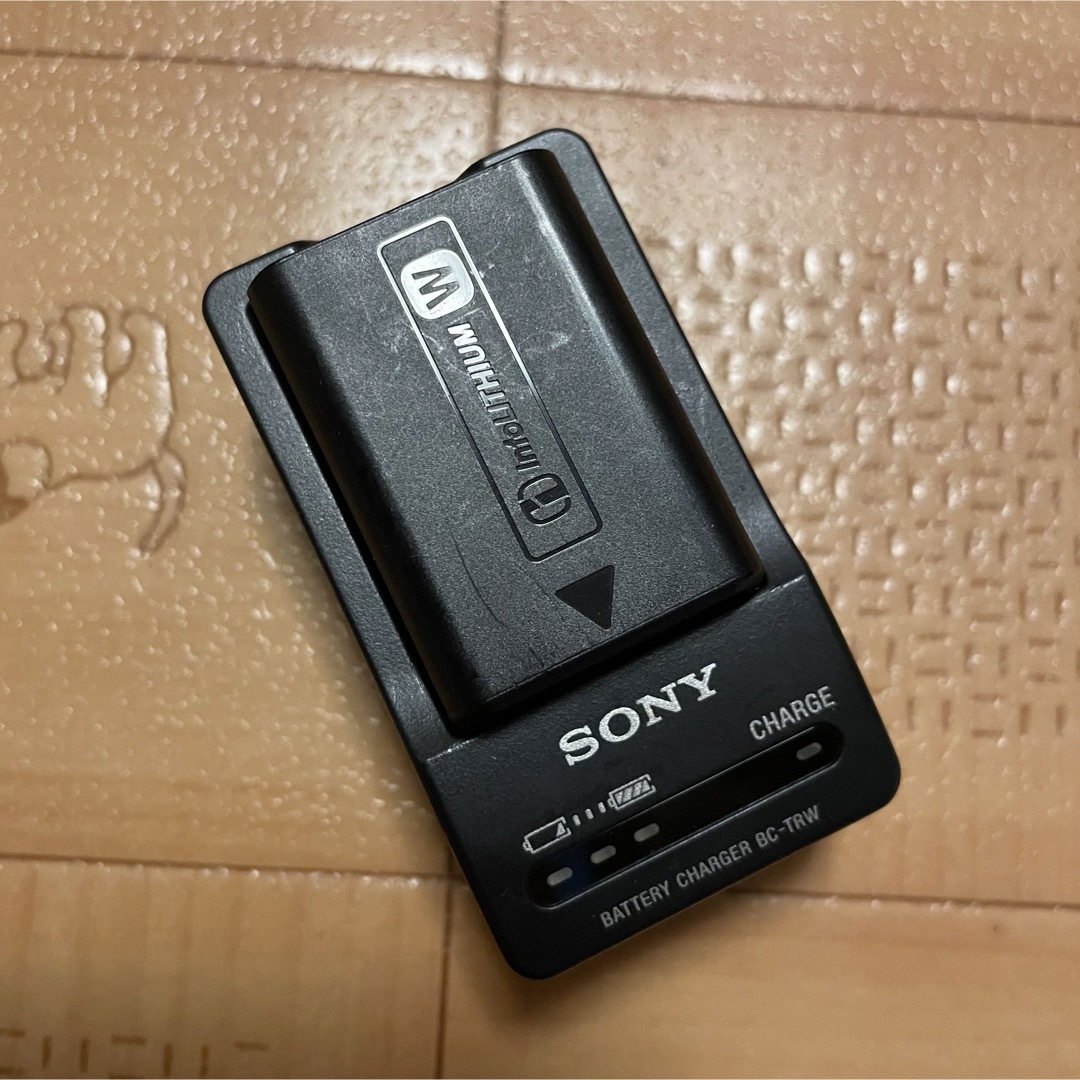 SONY(ソニー)の「NP-FW50」＋「BC-TRW」 スマホ/家電/カメラのカメラ(その他)の商品写真