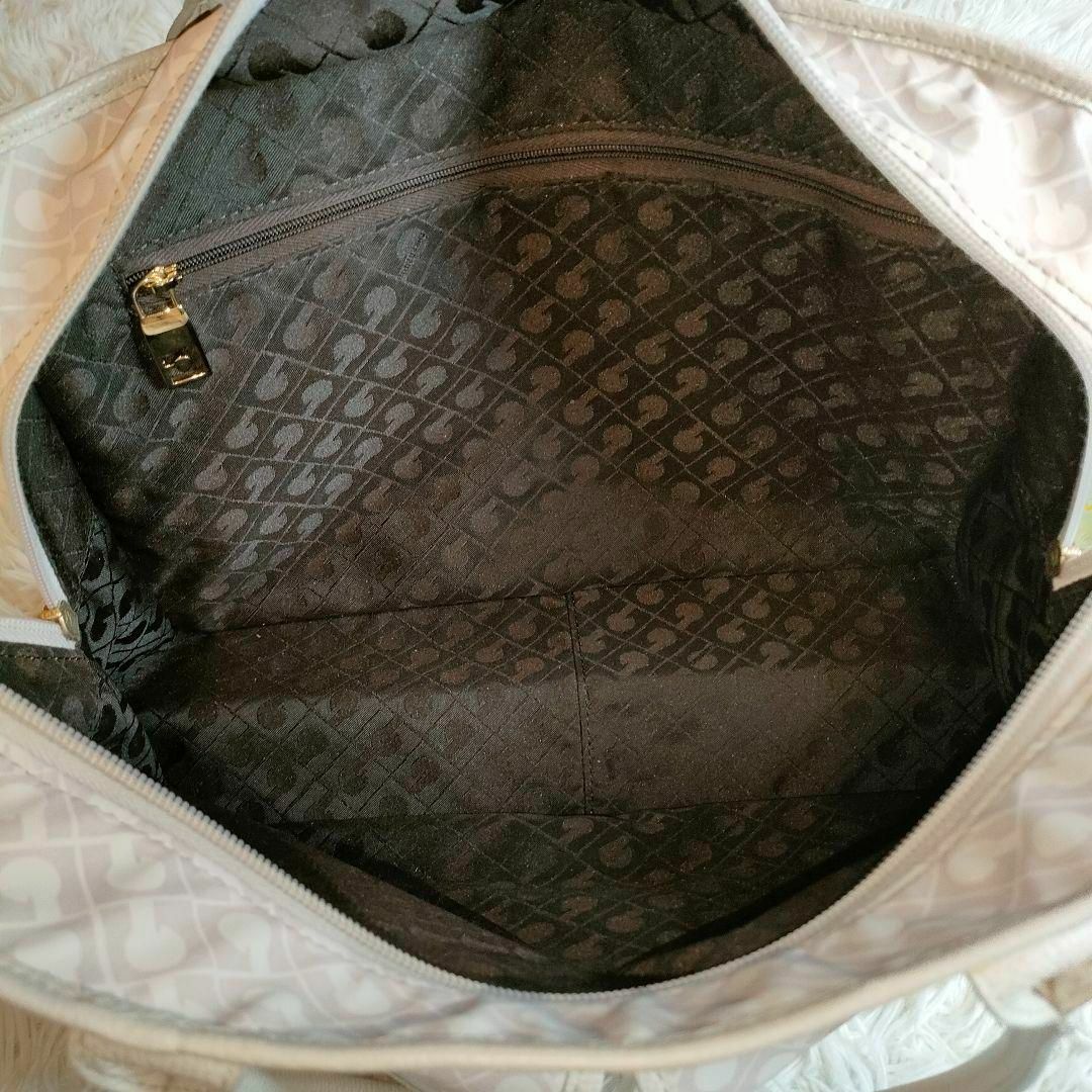 GHERARDINI(ゲラルディーニ)のゲラルディーニ ショルダーバッグ ソフティ 総柄 ホワイト GHERARDINI レディースのバッグ(ショルダーバッグ)の商品写真