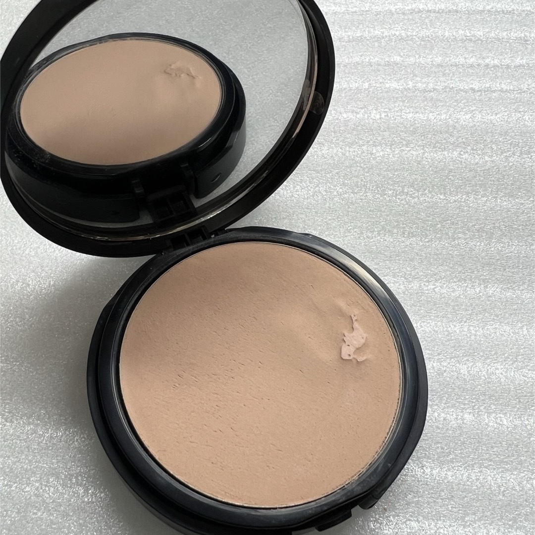 bareMinerals(ベアミネラル)の【中古】ベアミネラル　ベアプロ　16HR パウダーファンデーション コスメ/美容のベースメイク/化粧品(ファンデーション)の商品写真