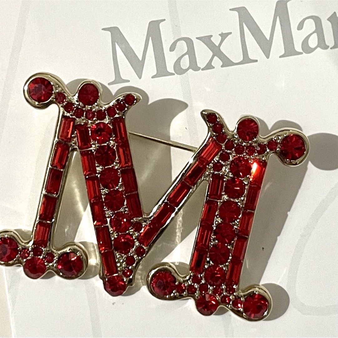 Max Mara - Max mara クリスタルのブローチ レッド ポーチなしの Max Mara - Max mara クリスタルのブローチ レッド ポーチなしの