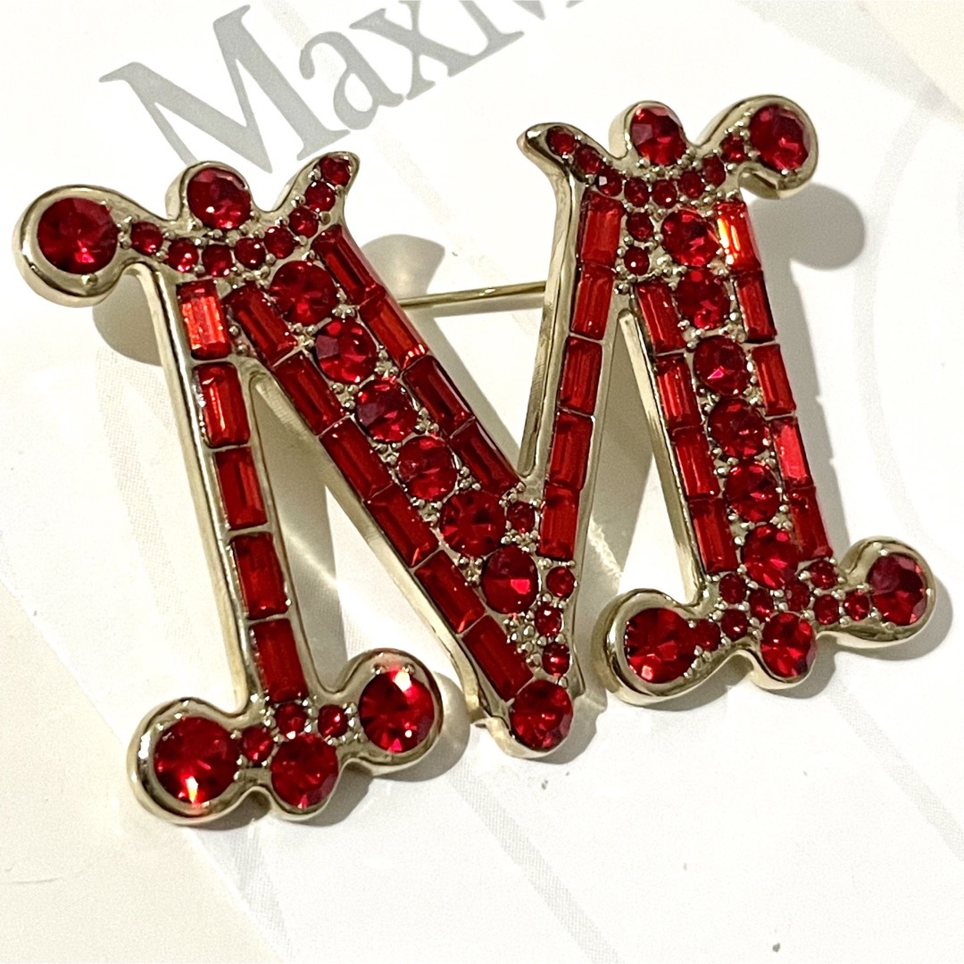 Max Mara - Max mara クリスタルのブローチ レッド ポーチなしの Max Mara - Max mara クリスタルのブローチ レッド ポーチなしの