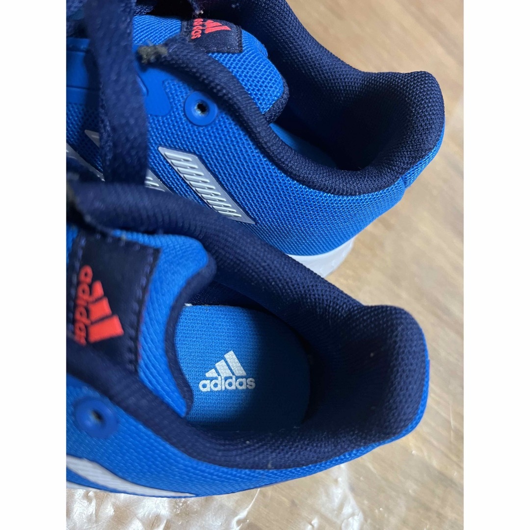 adidas(アディダス)の着用回数1回　adidas 青　スニーカー　18cm アディダス　靴 キッズ/ベビー/マタニティのキッズ靴/シューズ(15cm~)(スニーカー)の商品写真